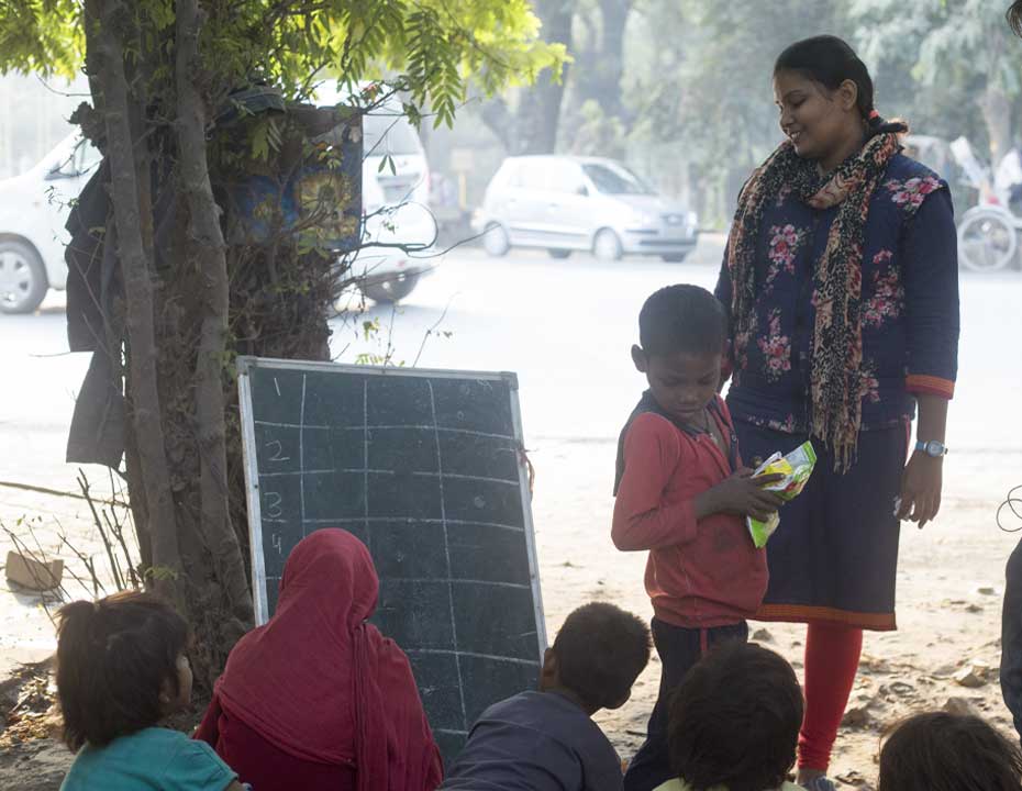 Shalini Yadav teaching in streets